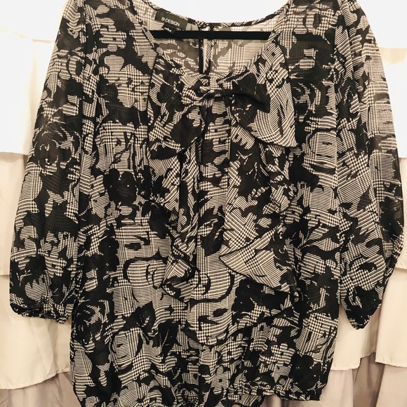 Black and white blouse. - Picture 1 of 7